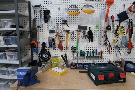 Arbejdsbord med skruestik, værktøjstavle med div. Værktøj m.m.