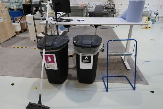 2 stk. skraldespande samt afrullerstativ