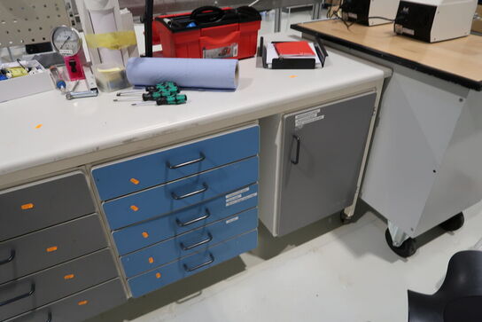 Arbejdsbord med værktøjstavle uden indhold