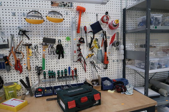 Arbejdsbord med skruestik, værktøjstavle med div. Værktøj m.m.
