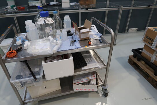 Opbevaringsvogn med indhold