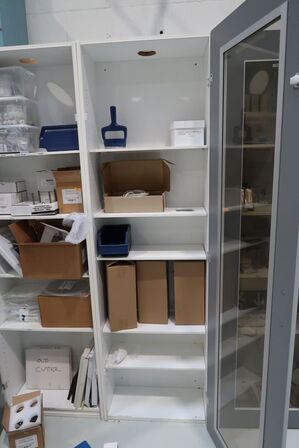 Div. Laboratorieudstyr, varelager m.m.