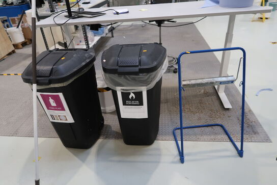 2 stk. skraldespande samt afrullerstativ