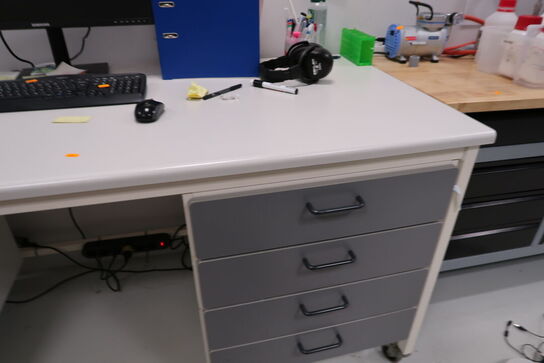Skrivebord, skuffemodul samt whiteboard