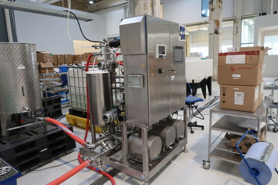 Teststation med  membraner, pumper,
ventiler, filtre, 