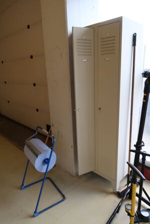 Afrullerstativ samt omklædningsskab