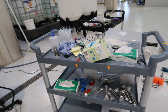 Opbevaringsvogn med indhold