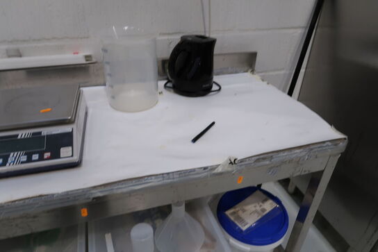 Rustfri stålbord uden indhold