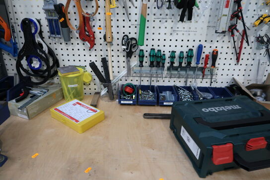 Arbejdsbord med skruestik, værktøjstavle med div. Værktøj m.m.