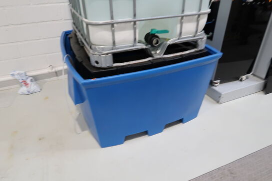 Spildekar samt palletank med indhold