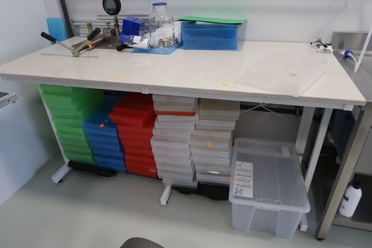 Arbejdsbord med stenbordplade