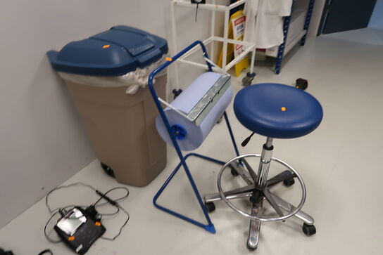 Skraldespand, afrullerstativ, kontorstol