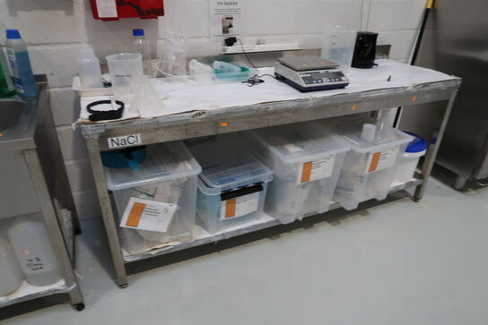 Rustfri stålbord uden indhold