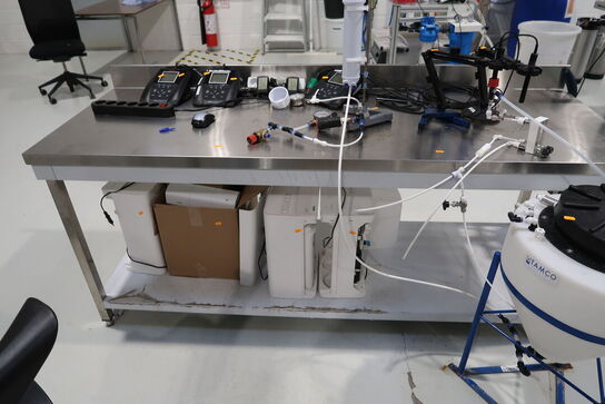 Rustfri stålbord uden indhold