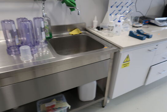 Rustfri stålbord med vask og armatur