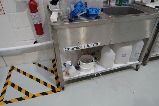 Rustfri stålbord med vask, armatur m.m.