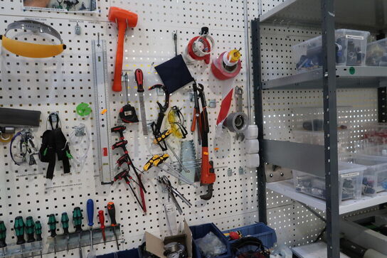 Arbejdsbord med skruestik, værktøjstavle med div. Værktøj m.m.