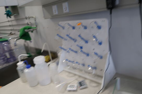 Div. Laboratorieudstyr, laboratorieglas m.m.