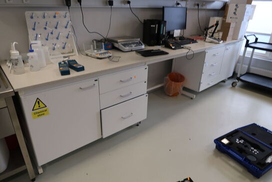 Arbejdsbord med stenbordplade uden indhold