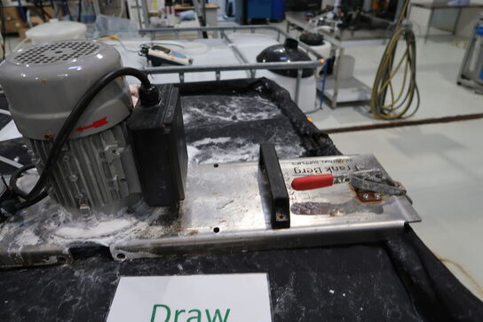 2 stk. palletanke med indhold med pumpe