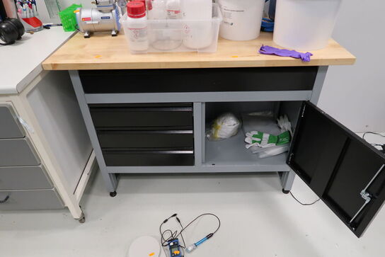 Værktøjsbord med div. Værktøj m.m.