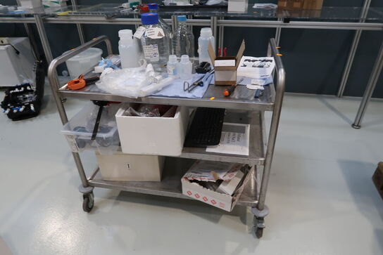 Opbevaringsvogn med indhold