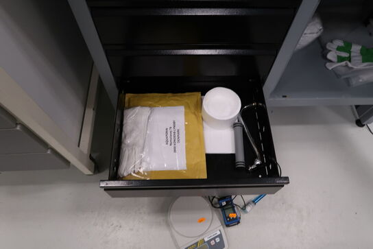 Værktøjsbord med div. Værktøj m.m.