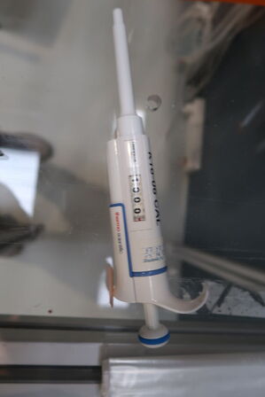 Stativ med 3 stk. pipetter THERMO SCIENTIFIC m.m.