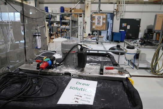 2 stk. palletanke med indhold med pumpe