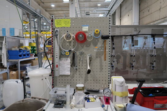 Arbejdsbord med værktøjstavle uden indhold