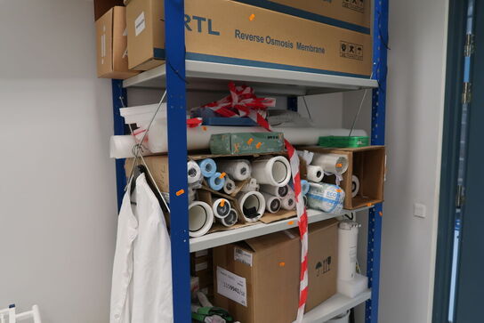 Reol med div. Filtre m.m.