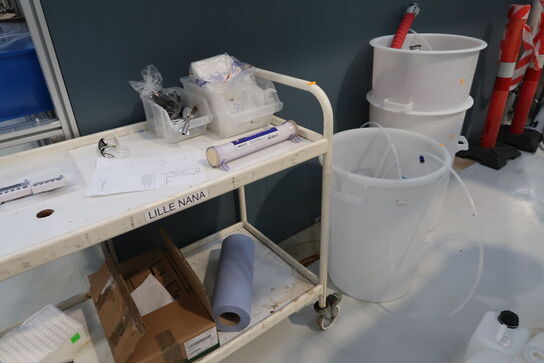 Opbevaringsvogn med indhold