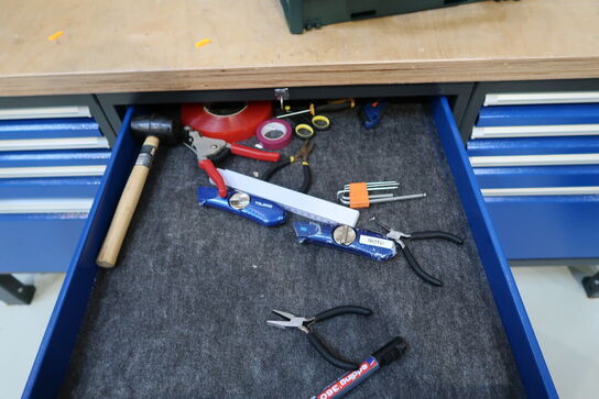 Arbejdsbord med skruestik, værktøjstavle med div. Værktøj m.m.
