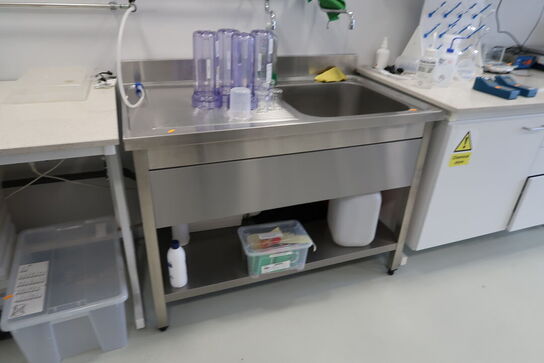 Rustfri stålbord med vask og armatur