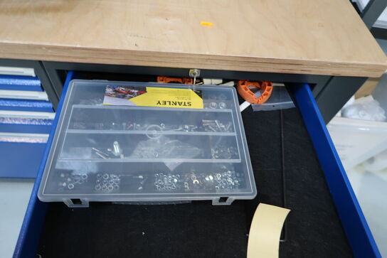 Arbejdsbord med skruestik, værktøjstavle med div. Værktøj m.m.