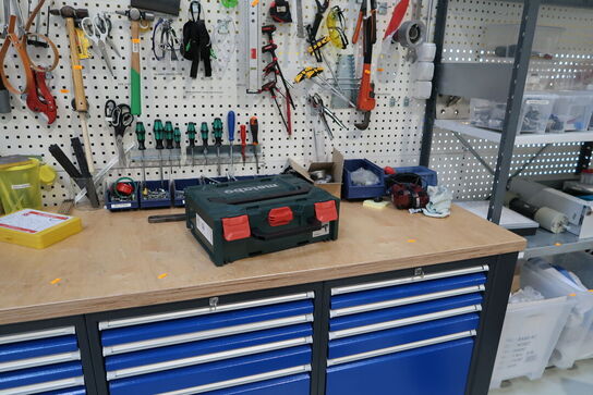 Arbejdsbord med skruestik, værktøjstavle med div. Værktøj m.m.