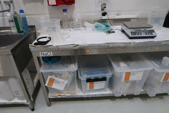 Rustfri stålbord uden indhold