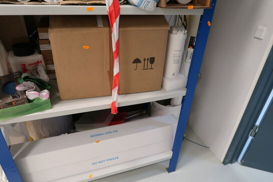 Reol med div. Filtre m.m.