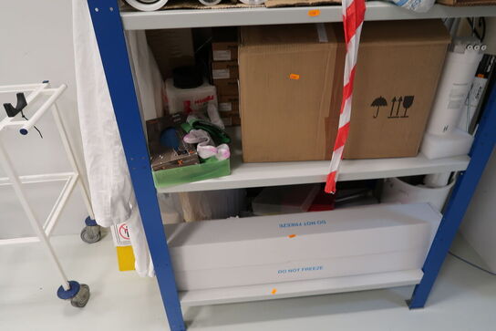 Reol med div. Filtre m.m.