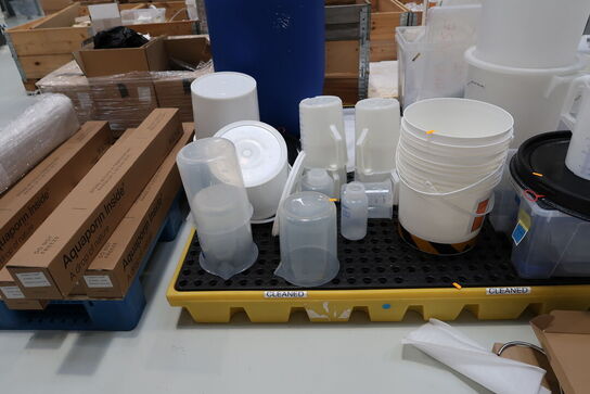 Spildekar med div. Spande