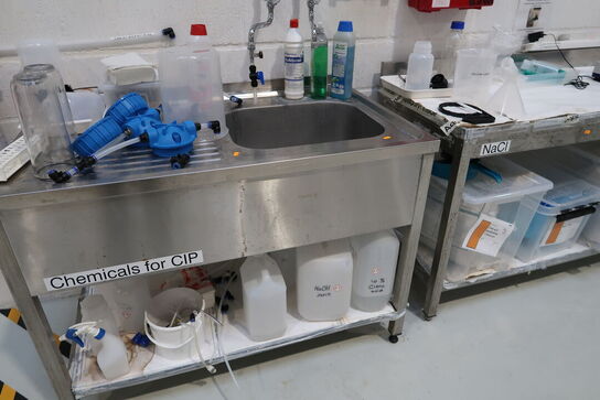 Rustfri stålbord med vask, armatur m.m.