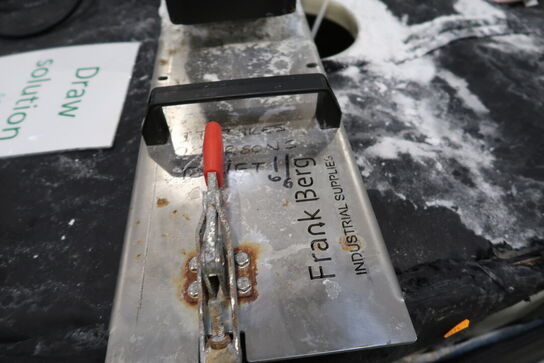 2 stk. palletanke med indhold med pumpe