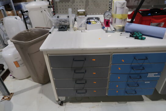 Arbejdsbord med værktøjstavle uden indhold