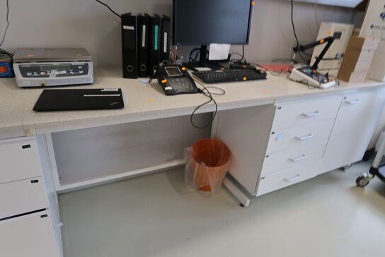 Arbejdsbord med stenbordplade uden indhold