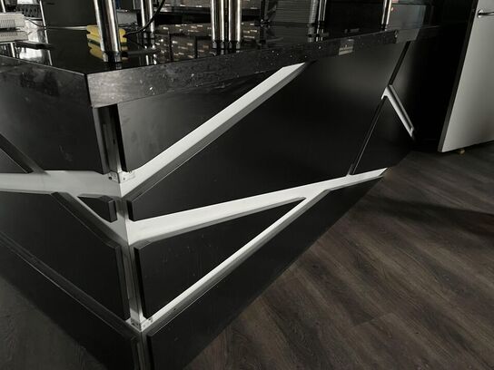 Bar disk m. Sodavands hane anlæg samt blandet indhold