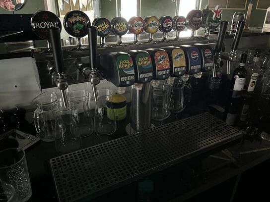 Bar disk m. Sodavands hane anlæg samt blandet indhold