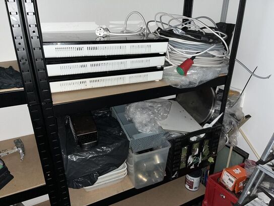 Blandet hylder med indhold. Bla værktøj og Suppevarmer m.m