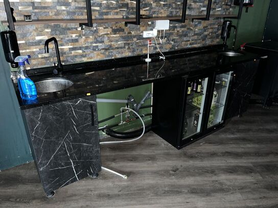 Disk m. 2. Stk. Vaske stationer og 2. Stk underskabe