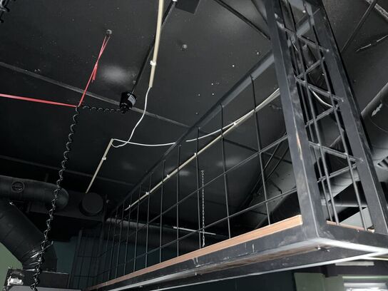 Metal loft ophæng med træ hylde 