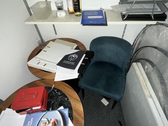 Blandet indhold i kontor rum. Bla. Rundt bord og to stole samt hylder 